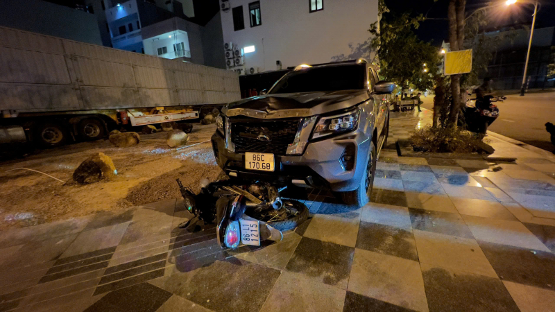 Xe ôtô va chạm và đẩy xe máy một đoạn dài, 1 người tử vong -0