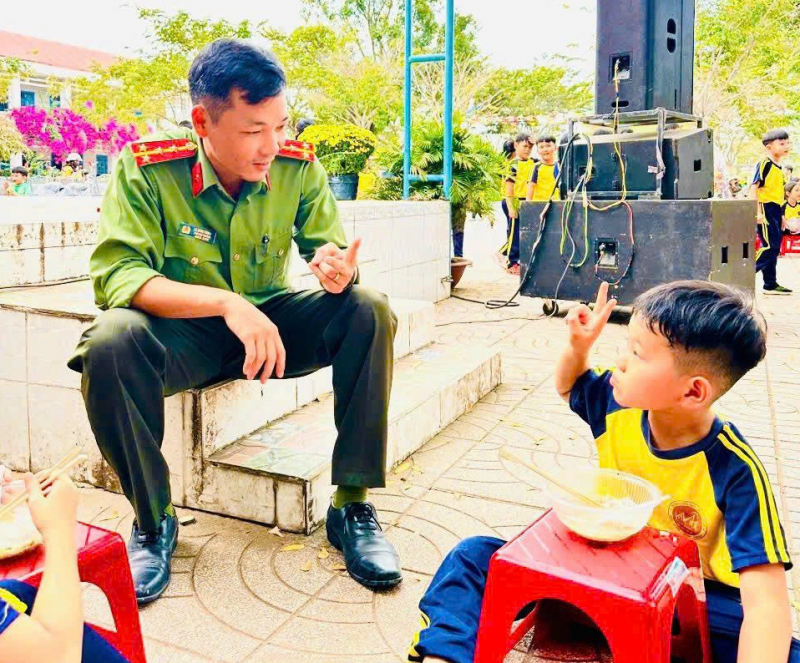 Cán bộ Công an dũng cảm cứu hai cháu bé bị đuối nước -0