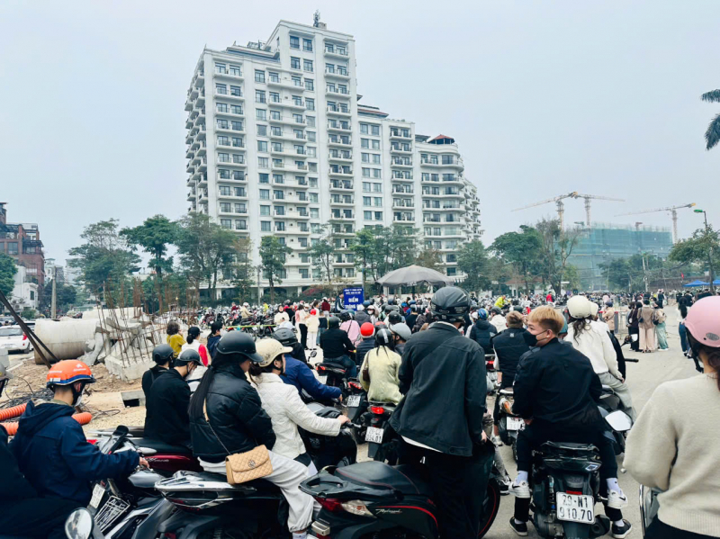 Người dân nô nức rủ nhau lễ Phủ Tây Hồ đầu xuân -0