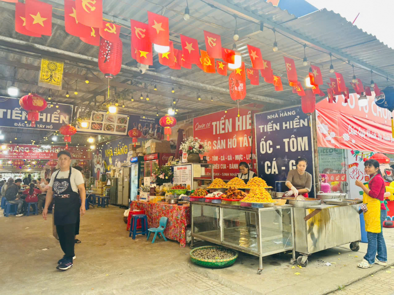 Người dân nô nức rủ nhau lễ Phủ Tây Hồ đầu xuân -0