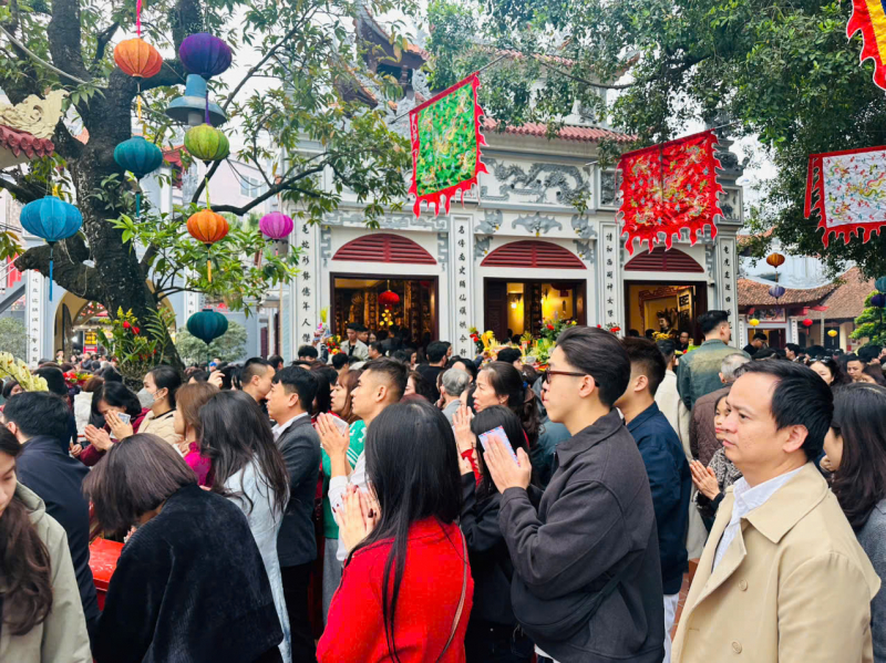 Người dân nô nức rủ nhau lễ Phủ Tây Hồ đầu xuân -0