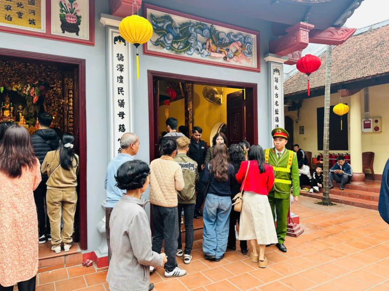 Người dân nô nức rủ nhau lễ Phủ Tây Hồ đầu xuân -0