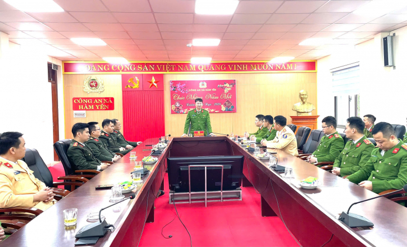 Kịp thời thăm hỏi, động viên CBCS bị thương khi làm nhiệm vụ -0