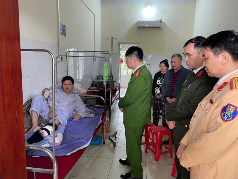 Kịp thời thăm hỏi, động viên CBCS bị thương khi làm nhiệm vụ -0