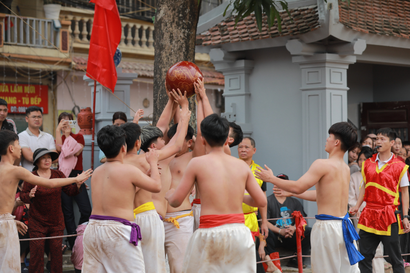 Sôi động hội vật cầu Thúy Lĩnh đầu Xuân 2026 -0