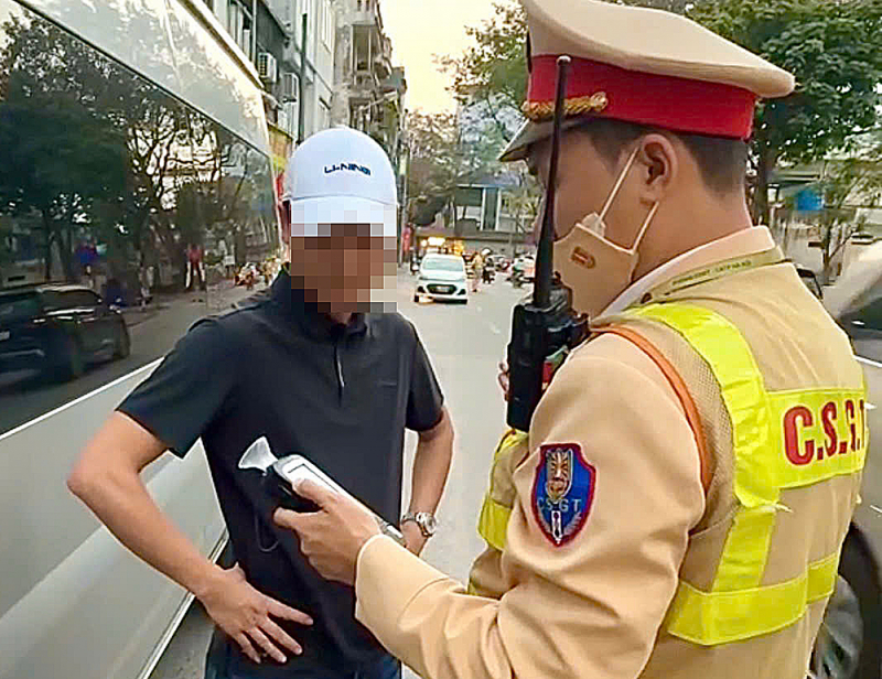 Nhiều tài xế taxi và xe khách uống rượu bia bị CSGT phát hiện -0