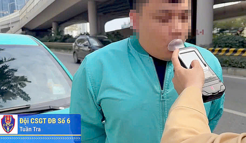 Nhiều tài xế taxi và xe khách uống rượu bia bị CSGT phát hiện -0