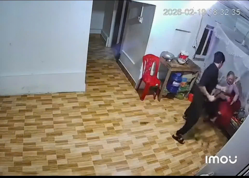 Công an vào cuộc xác minh nghi vấn clip con trai hành hung mẹ trong ngày Tết -0
