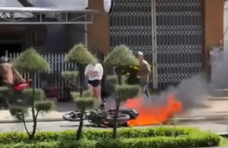 Bắt khẩn cấp đối tượng đốt xe máy chống người thi hành công vụ -0