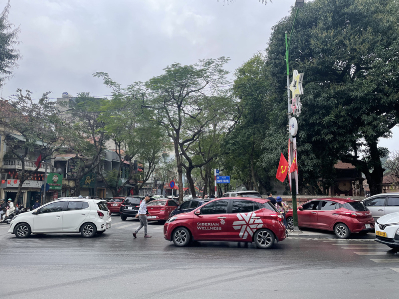 Tết ở Hà Nội: Người dân hào hứng trải nghiệm xe buýt, tàu điện, điểm gửi xe giá 0 đồng  -0