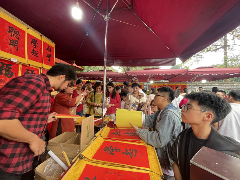 Tết ở Hà Nội: Người dân hào hứng trải nghiệm xe buýt, tàu điện, điểm gửi xe giá 0 đồng  -0