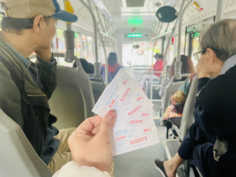 Tết ở Hà Nội: Người dân hào hứng trải nghiệm xe buýt, tàu điện, điểm gửi xe giá 0 đồng  -0