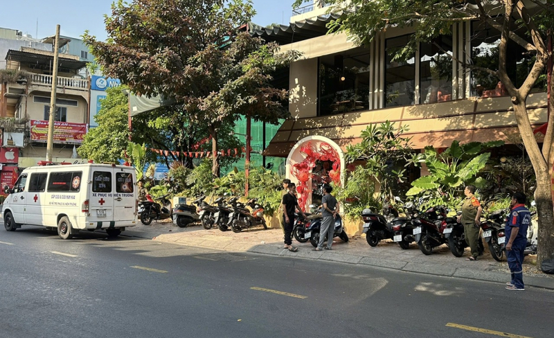 Nhân viên quán cà phê hoảng hốt khi phát hiện người đàn ông tử vong trong quán -0