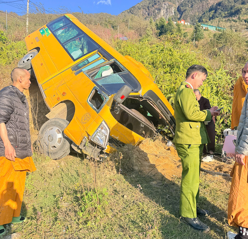 Xe ô tô mất phanh khi lưu thông trong Thiền viện Trúc Lâm, 2 người bị thương -0