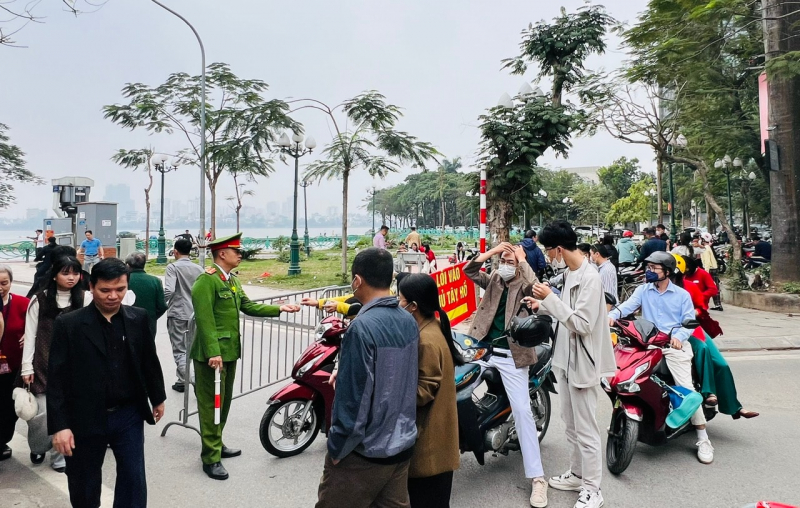 Tết ở Hà Nội: Người dân hào hứng trải nghiệm xe buýt, tàu điện, điểm gửi xe giá 0 đồng  -0