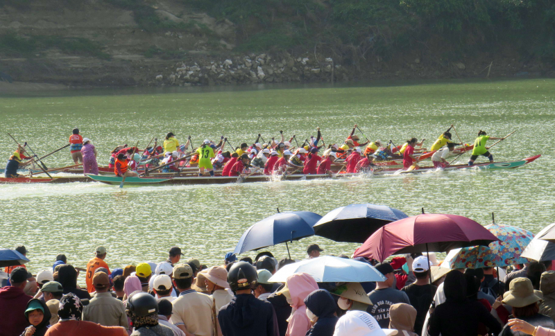 Sôi nổi Giải đua thuyền truyền thống trên sông Vu Gia -0