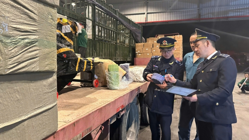 Hoạt động xuất nhập khẩu sôi động ngay từ những ngày đầu năm mới -0