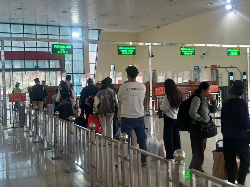 Hoạt động xuất nhập khẩu sôi động ngay từ những ngày đầu năm mới -0