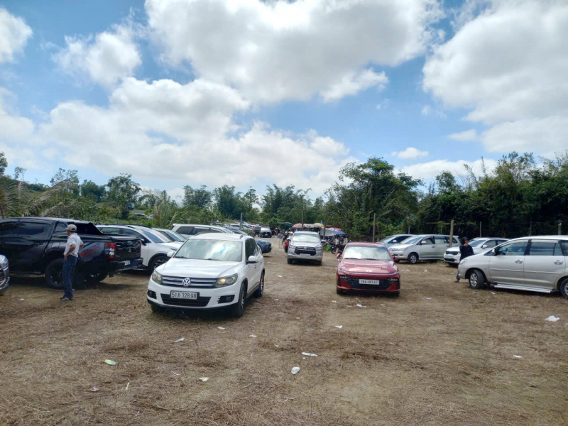 Bát nháo tại một bãi giữ xe ô tô tự phát ở phía Đông Đắk Lắk -0