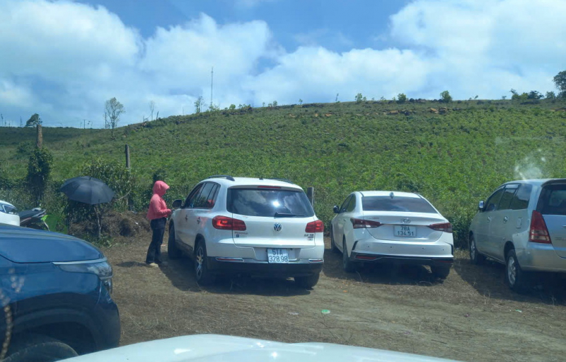 Bát nháo tại một bãi giữ xe ô tô tự phát ở phía Đông Đắk Lắk -0