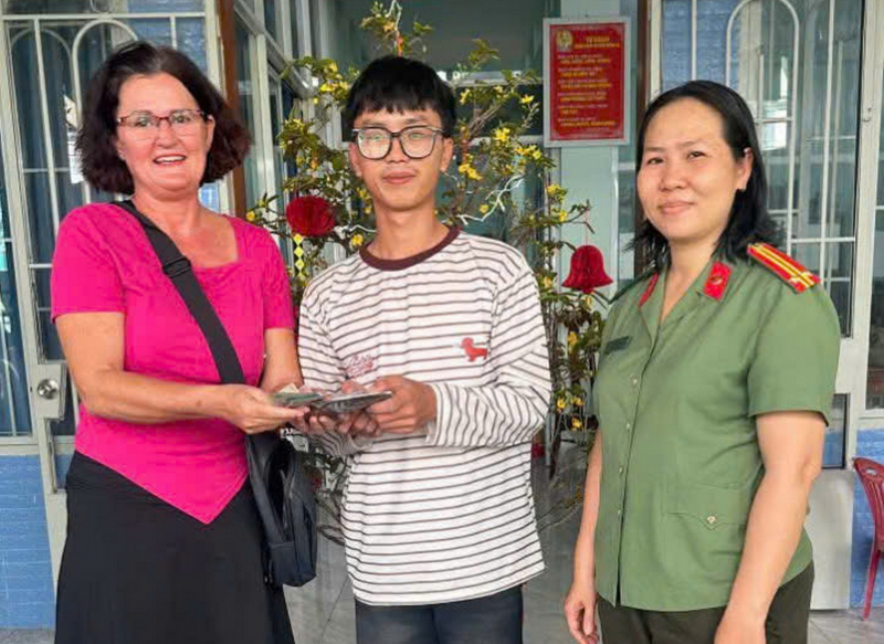 Nhặt được ví da, nữ du khách nước ngoài trình báo Công an tìm kiếm chủ nhân để trao lại -0