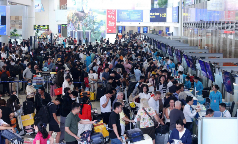 Khách qua sân bay Nội Bài chạm mốc kỷ lục trong ngày mùng 6 Tết -0