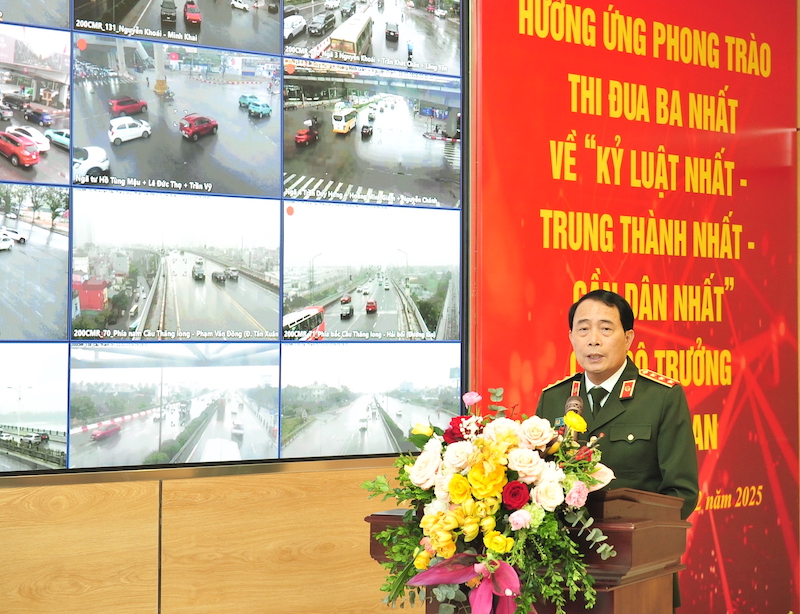 Thứ trưởng Lê Quốc Hùng kiểm tra công tác trực Tết, chúc Tết cán bộ, chiến sĩ Công an Thủ đô -0