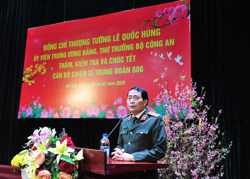 Thứ trưởng Lê Quốc Hùng kiểm tra công tác trực Tết, chúc Tết cán bộ, chiến sĩ Công an Thủ đô -0