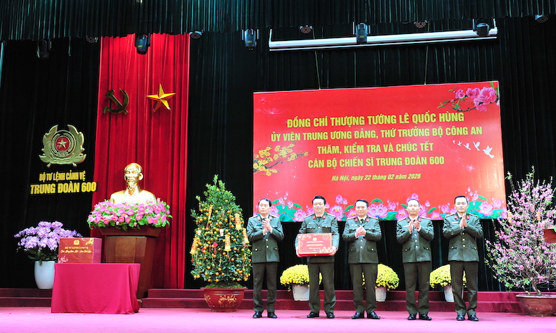 Thứ trưởng Lê Quốc Hùng kiểm tra công tác trực Tết, chúc Tết cán bộ, chiến sĩ Công an Thủ đô -0