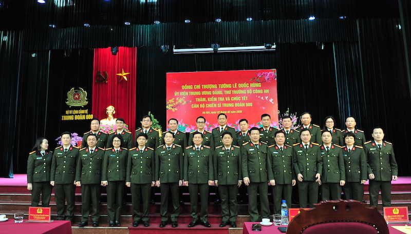 Thứ trưởng Lê Quốc Hùng kiểm tra công tác trực Tết, chúc Tết cán bộ, chiến sĩ Công an Thủ đô -0