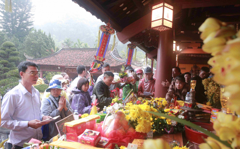 Du khách đội mưa, nườm nượp đổ về thắng cảnh Chùa Hương trước giờ khai hội -0