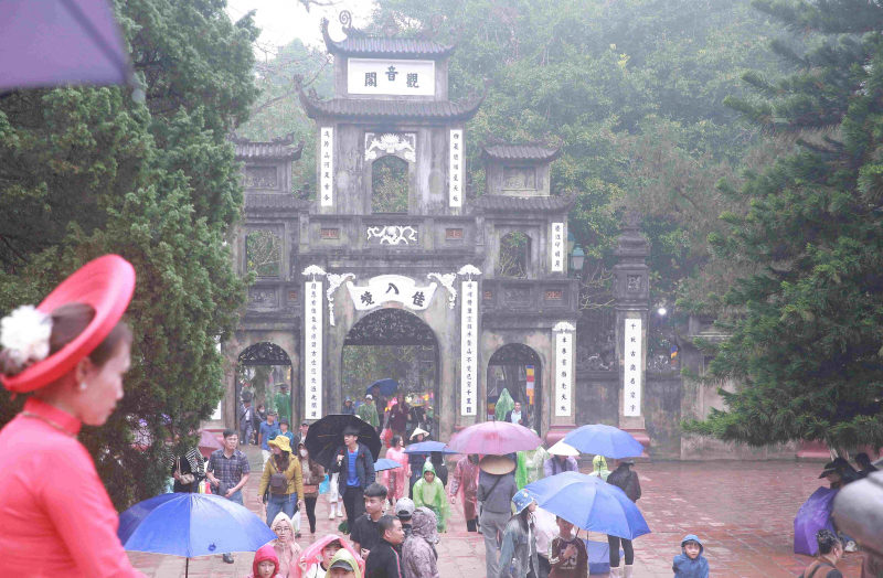 Du khách đội mưa, nườm nượp đổ về thắng cảnh Chùa Hương trước giờ khai hội -0