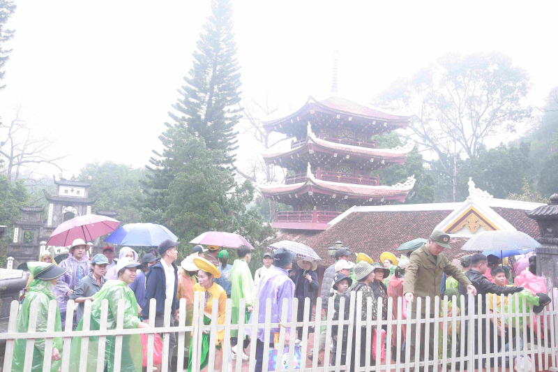 Du khách đội mưa, nườm nượp đổ về thắng cảnh Chùa Hương trước giờ khai hội -1