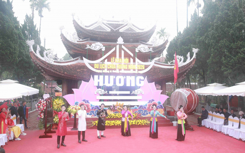 Du khách đội mưa, nườm nượp đổ về thắng cảnh Chùa Hương trước giờ khai hội -1