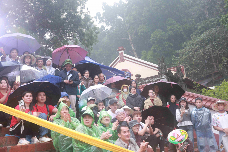 Du khách đội mưa, nườm nượp đổ về thắng cảnh Chùa Hương trước giờ khai hội -2