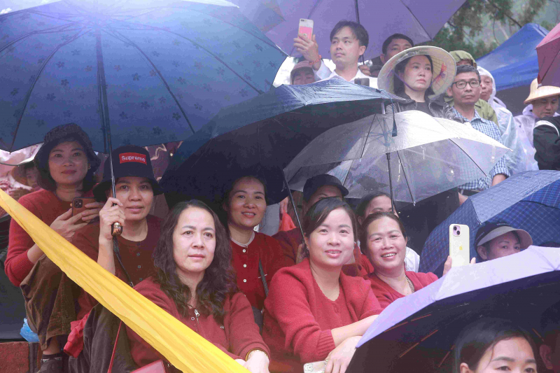 Du khách đội mưa, nườm nượp đổ về thắng cảnh Chùa Hương trước giờ khai hội -3