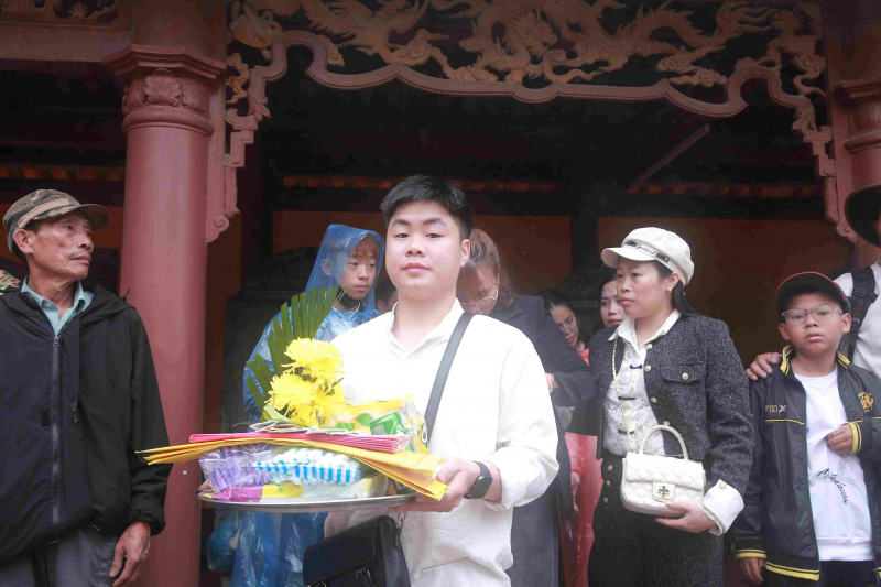 Du khách đội mưa, nườm nượp đổ về thắng cảnh Chùa Hương trước giờ khai hội -2