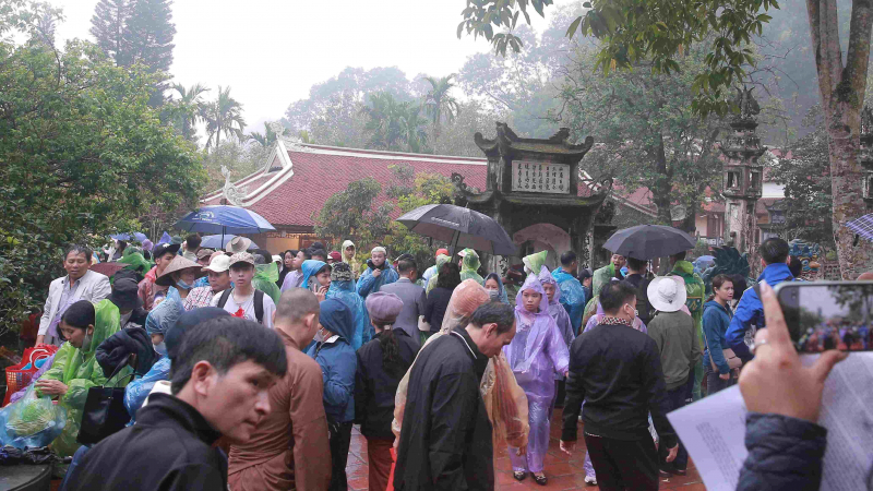 Du khách đội mưa, nườm nượp đổ về thắng cảnh Chùa Hương trước giờ khai hội -3