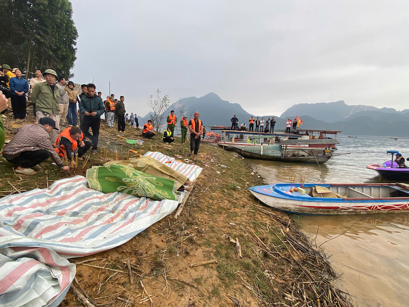 Tìm thêm 3 thi thể trong vụ lật tàu chở khách ở hồ Thác Bà -0