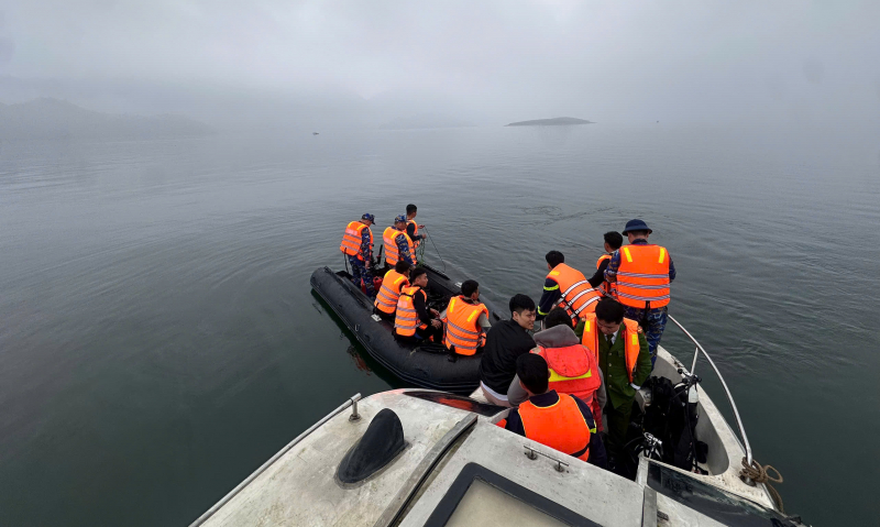 Tìm thấy nạn nhân thứ 2 trong vụ lật tàu chở khách ở hồ Thác Bà -1