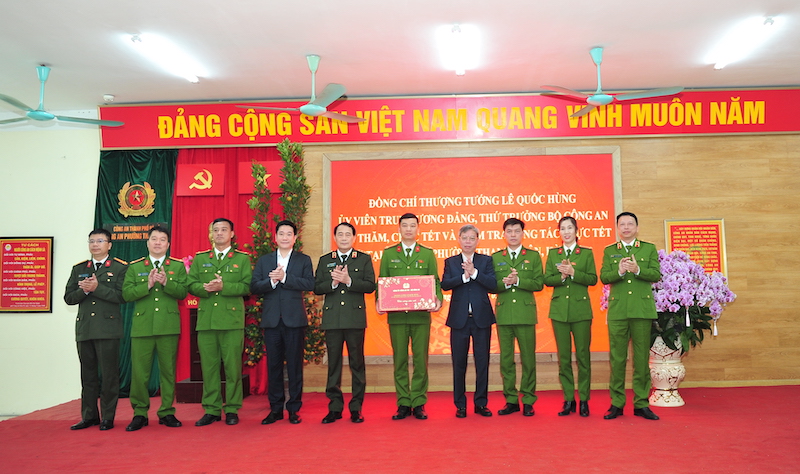 Thứ trưởng Lê Quốc Hùng kiểm tra công tác trực Tết, chúc Tết cán bộ, chiến sĩ Công an Thủ đô -0