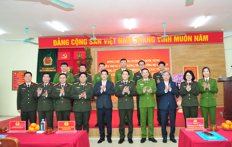 Thứ trưởng Lê Quốc Hùng kiểm tra công tác trực Tết, chúc Tết cán bộ, chiến sĩ Công an Thủ đô -0