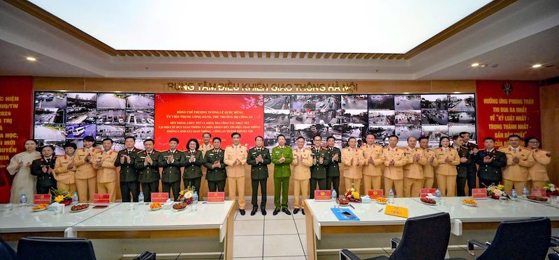 Thứ trưởng Lê Quốc Hùng kiểm tra công tác trực Tết, chúc Tết cán bộ, chiến sĩ Công an Thủ đô -0