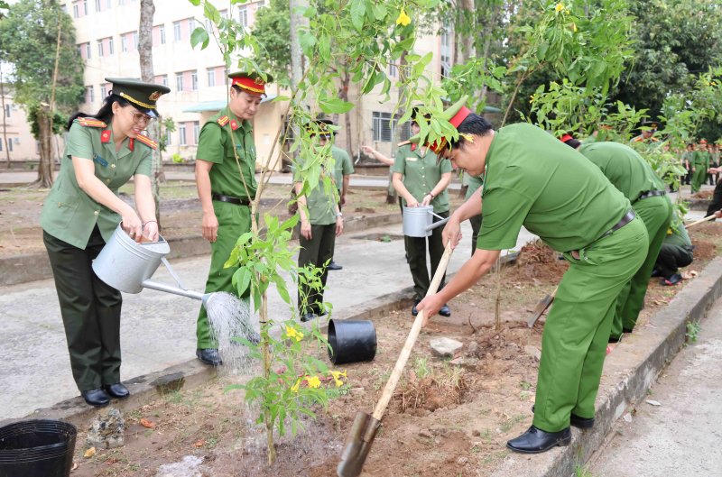 Phát động “Tết trồng cây” trong Công an TP Cần Thơ -4