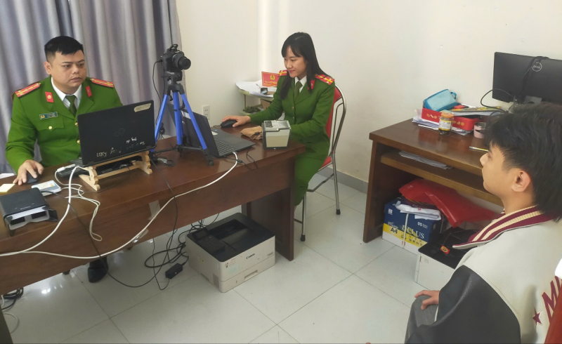 Xuyên Tết phục vụ người dân làm căn cước, định danh điện tử -0