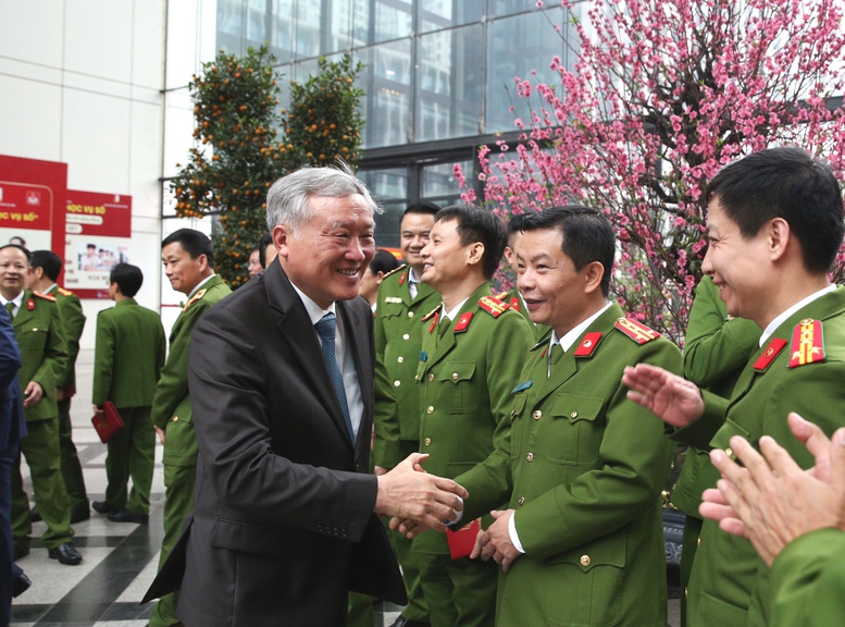 Phó Thủ tướng Thường trực Nguyễn Hòa Bình thăm, chúc Tết CBCS Cục CSĐT tội phạm về tham nhũng, kinh tế, buôn lậu -3