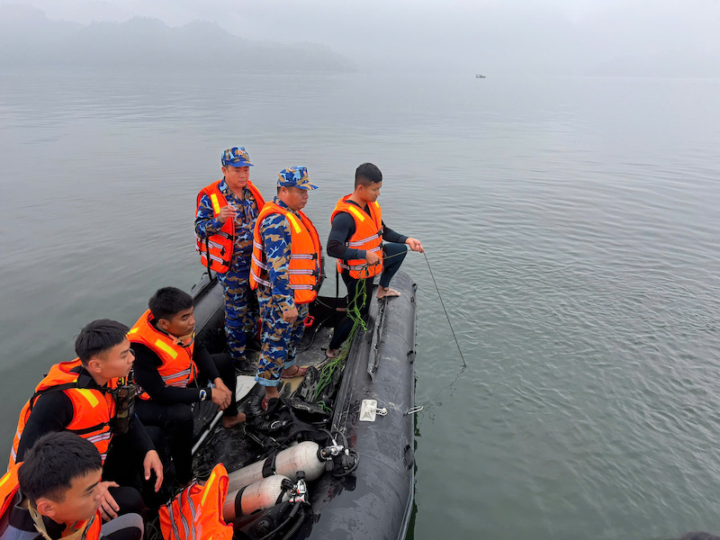 Lữ đoàn Đặc công Hải quân 126 điều động 20 đặc công người nhái tìm 5 người mất tích trên hồ Thác Bà -0