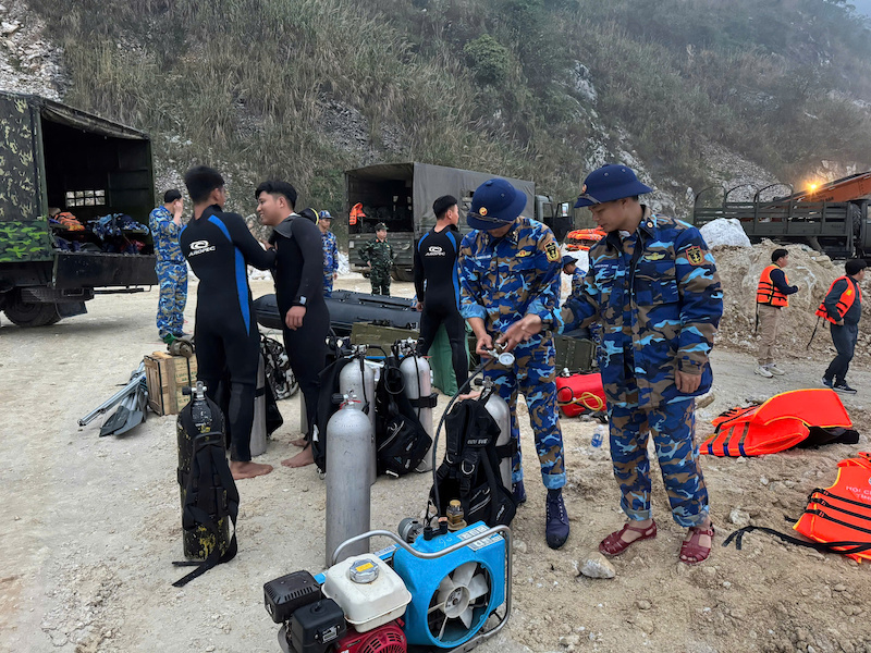 Lữ đoàn Đặc công Hải quân 126 điều động 20 đặc công người nhái tìm 5 người mất tích trên hồ Thác Bà -1