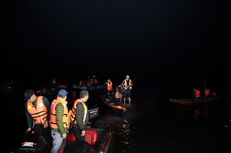 Công an tỉnh Lào Cai nỗ lực xuyên đêm tìm kiếm, cứu nạn, cứu hộ các nạn nhân trong vụ tai nạn giao thông đường thủy tại hồ Thác Bà -0