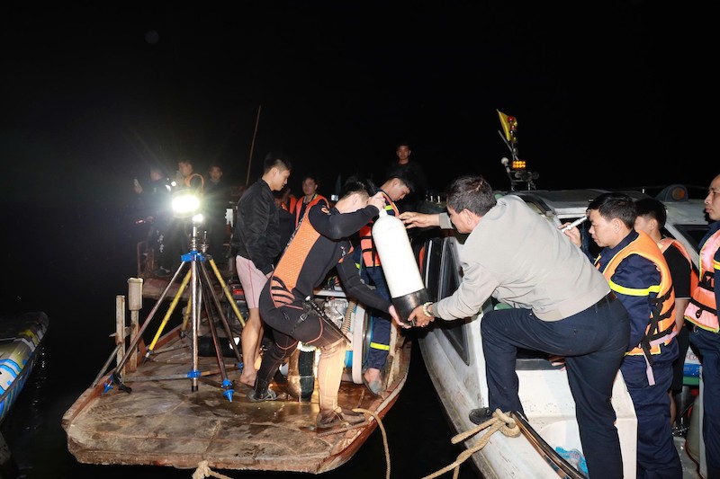 Công an tỉnh Lào Cai nỗ lực xuyên đêm tìm kiếm, cứu nạn, cứu hộ các nạn nhân trong vụ tai nạn giao thông đường thủy tại hồ Thác Bà -1